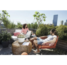 Terras met zitmeubelen, tafel en planten voor ontspannen uren buiten