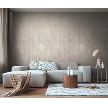 Woonkamer met behang, bank en decoraties voor een stijlvolle woonsfeer.