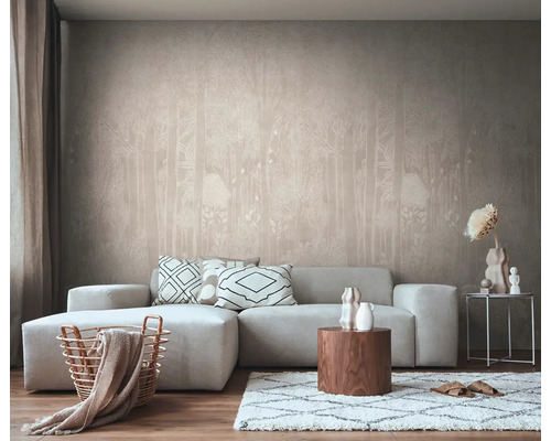 Woonkamer met behang, bank en decoraties voor een stijlvolle woonsfeer.