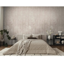 Slaapkamer met bed, nachtkastjes, rek en behang met bosmotief