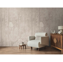 Woonkamer met bosbehang, fauteuil en dressoir