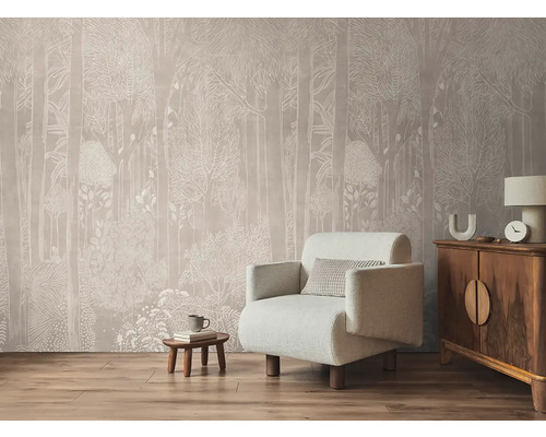 Woonkamer met bosbehang, fauteuil en dressoir