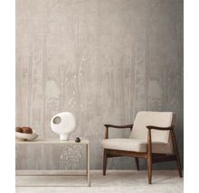 Interieur met behang met bosmotief, bijzettafel en fauteuil