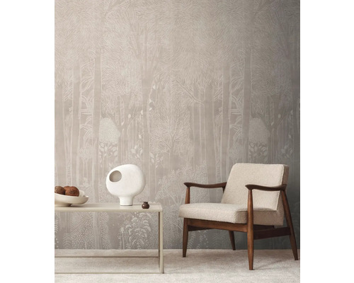 Interieur met behang met bosmotief, bijzettafel en fauteuil