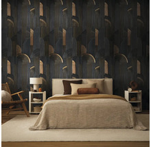 Slaapkamer met bed, nachtkastjes, stoel en een donker behang met geometrisch patroon in zwart en goud.