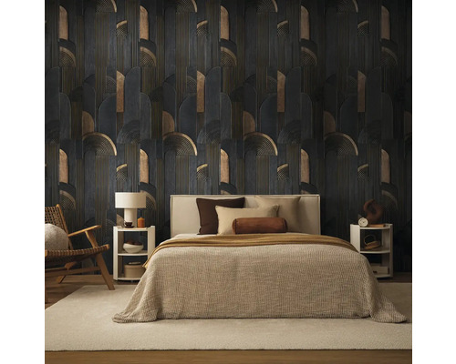 Slaapkamer met bed, nachtkastjes, stoel en een donker behang met geometrisch patroon in zwart en goud.