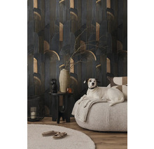 Decoratieve kamer met patroonbehang, zitplaatsen en hond