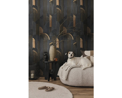 Decoratieve kamer met patroonbehang, zitplaatsen en hond