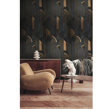 Woonkamer met fauteuil, tafel en behang met patroon