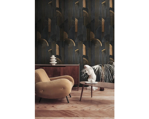 Woonkamer met fauteuil, tafel en behang met patroon