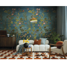 Woonkamer met bloemenbehang, bank en decoraties voor een gezellige sfeer