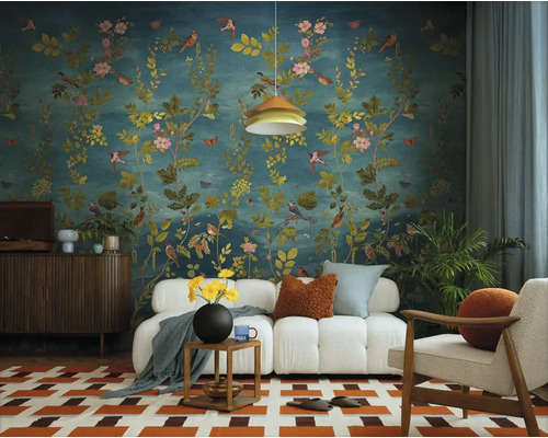 Woonkamer met bloemenbehang, bank en decoraties voor een gezellige sfeer