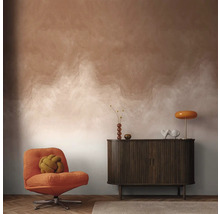 Woonkamer met fauteuil, dressoir en wanddecoratie