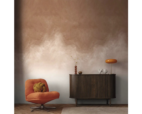 Woonkamer met fauteuil, dressoir en wanddecoratie