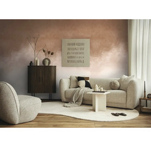 Woonkamer met bank, stoel, kast en decoratieve elementen op een tapijt