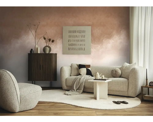 Woonkamer met bank, stoel, kast en decoratieve elementen op een tapijt