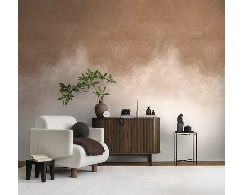 Woonkamer met fauteuil, dressoir en decoratieve wanddecoratie