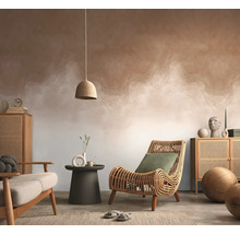 Woonkamer met rotan stoel, houten kast, tafel en decoratie