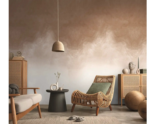 Woonkamer met rotan stoel, houten kast, tafel en decoratie