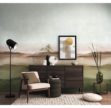 Woonkamer met dressoir, fauteuil, staande lamp en decoratieve wanddecoratie