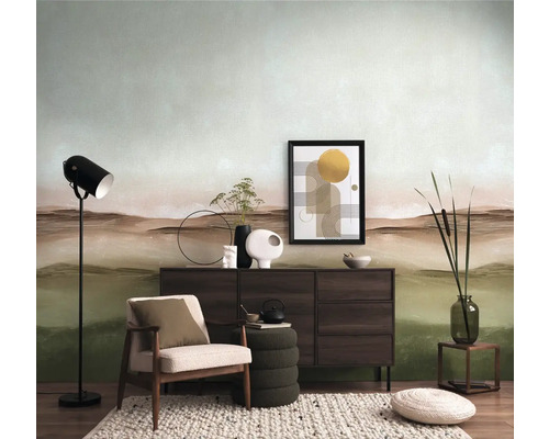 Woonkamer met dressoir, fauteuil, staande lamp en decoratieve wanddecoratie