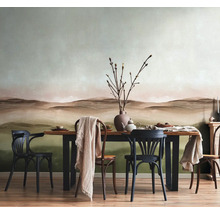 Eetkamer met eettafel, stoelen en wanddecoratie met landschapmotief voor een heldere en uitnodigende sfeer.