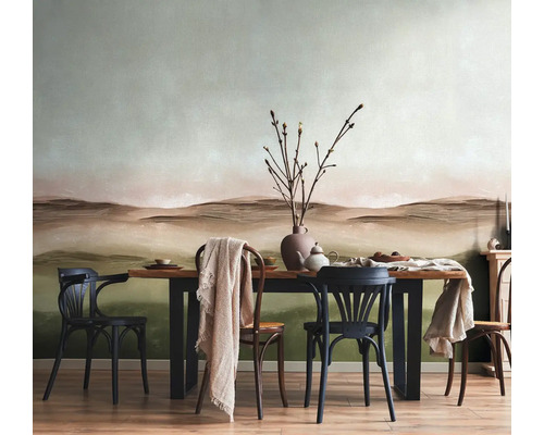 Eetkamer met eettafel, stoelen en wanddecoratie met landschapmotief voor een heldere en uitnodigende sfeer.