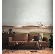 Woonkamer met bruine leren bank, kleine tafel, vloerkleed en behang met patroon