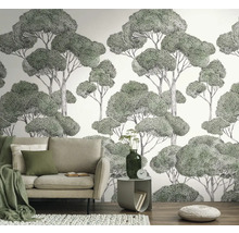 Woonkamer met bank, bijzettafel en behang met boommotief