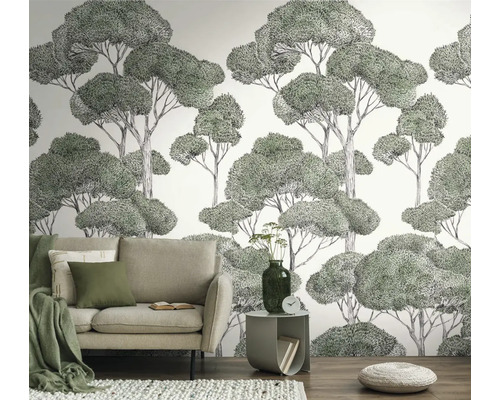 Woonkamer met bank, bijzettafel en behang met boommotief