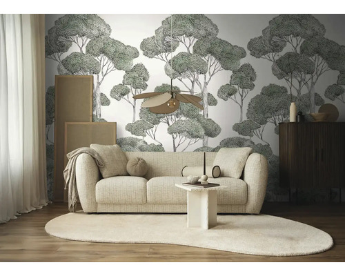 Woonkamer met bank, vloerkleed en behang met boommotief voor een lichte, geordende sfeer