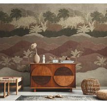 Interieur met behang met patroon, houten dressoir en decoratieve objecten