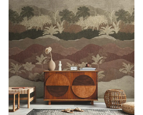 Interieur met behang met patroon, houten dressoir en decoratieve objecten