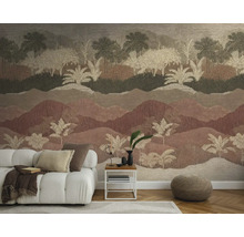 Woonkamer met patroonbehang, bank en bijzettafel