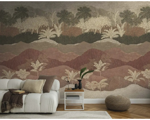 Woonkamer met patroonbehang, bank en bijzettafel