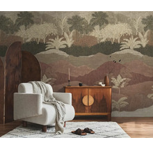 Woonkamer met fauteuil, dressoir en behang met patroon