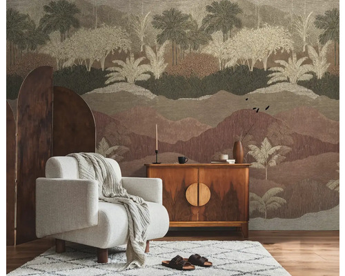 Woonkamer met fauteuil, dressoir en behang met patroon