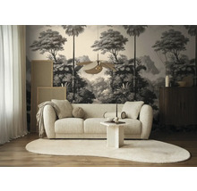 Woonkamer met bank, tapijt, bijzettafel en decoratief junglebehang