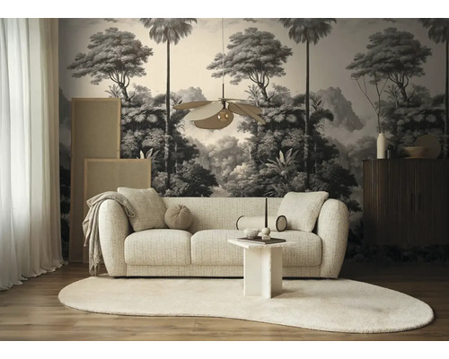 Woonkamer met bank, tapijt, bijzettafel en decoratief junglebehang