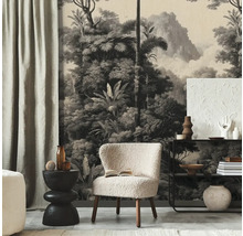 Woonkamer met jungle behang, fauteuil en decoratie