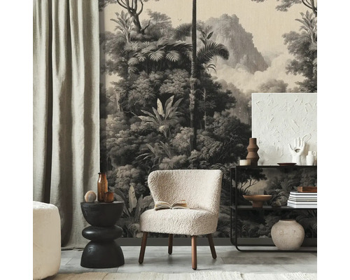 Woonkamer met jungle behang, fauteuil en decoratie