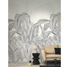 Woonkamer met behang met bladerenpatroon, bank en bijzettafel