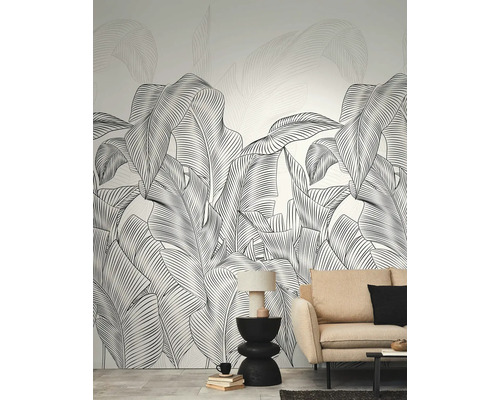 Woonkamer met behang met bladerenpatroon, bank en bijzettafel