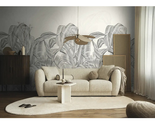 Woonkamer met bank, tafel, vloerkleed en botanisch behang