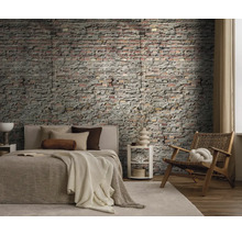 Decoratieve slaapkamer met bakstenen behangpatroon, bed, bijzettafel en stoel.