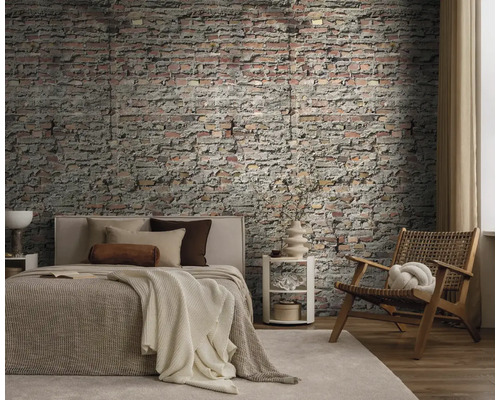 Decoratieve slaapkamer met bakstenen behangpatroon, bed, bijzettafel en stoel.