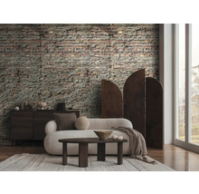 Woonkamer met bank, tafel, dressoir, kamerscherm en bakstenen behang