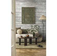 Woonkamer met bank, salontafel, staande lamp en wanddecoratie