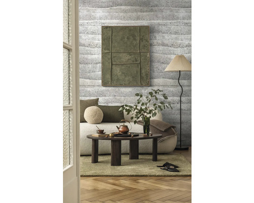 Woonkamer met bank, salontafel, staande lamp en wanddecoratie