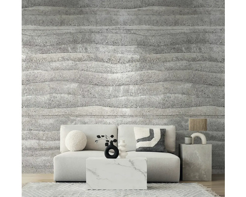 Woonkamer met bank, tafel en wanddecoratie in betonlook